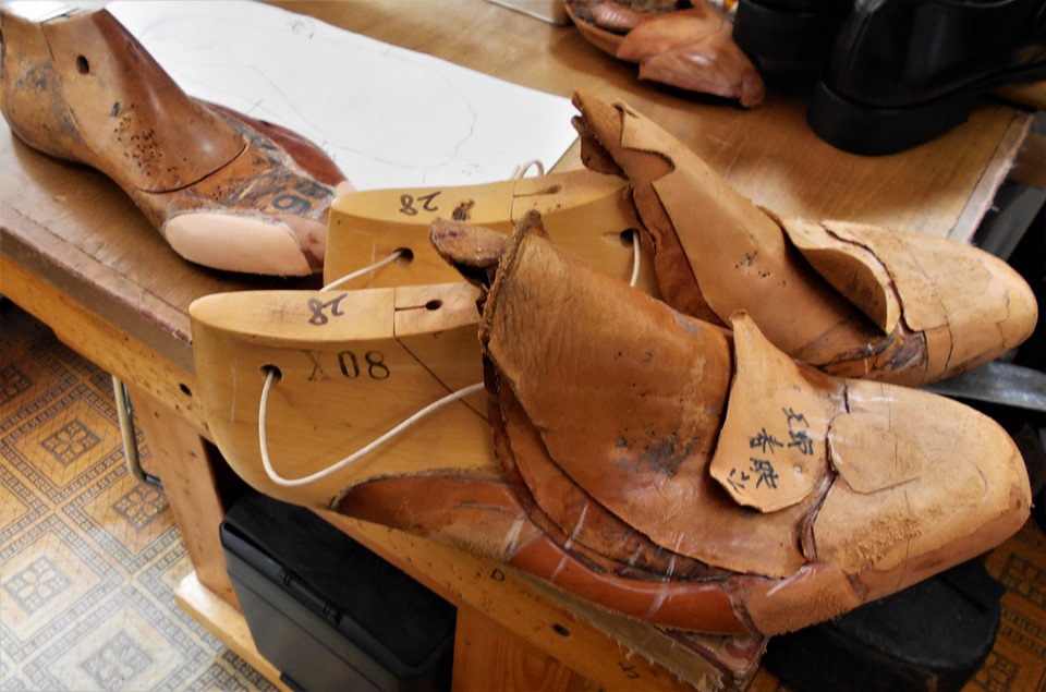 小澤さんが使っている靴の木型。注文主の足の形に合うように、革などを貼って微調整しています。